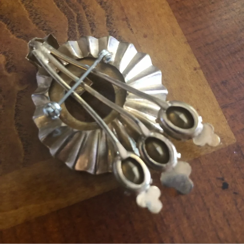 Antique art deco emerald stone pearl accent brooch pin